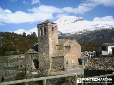 Pueblo con encanto España - Ainsa; viajes con amigos; sendero; 